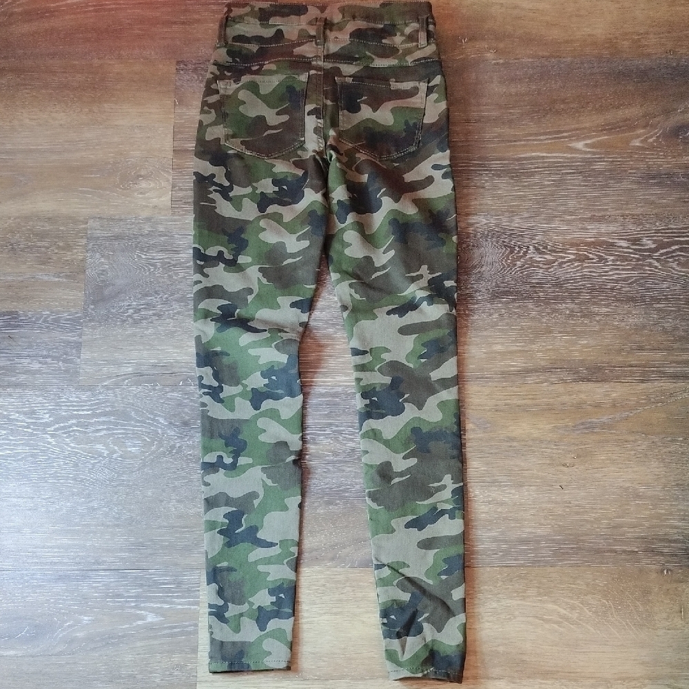 No Boundaries Green Skinny Jeans with Camouflage Design - Picture 3 of 3